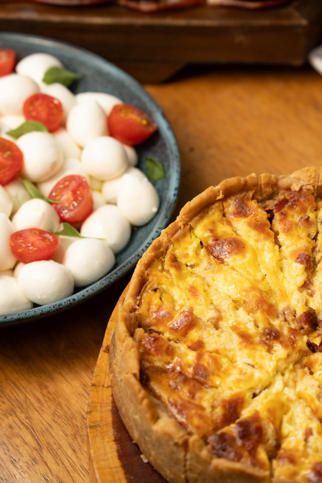 Composição de alimentos sobre uma mesa, referência da apresentação de marca